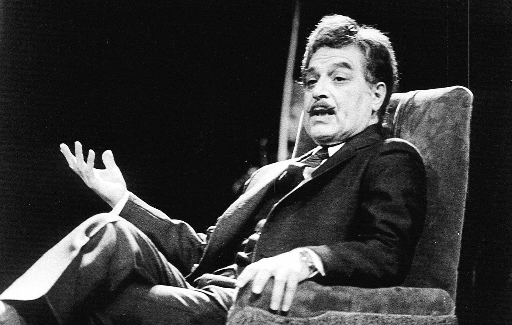 Михаил Бушнов в роли Амилькара в спектакле «Мсье Амилькар платит», 1984. Михаил Бушнов в роли Амилькара в спектакле «Мсье Амилькар платит», 1984.